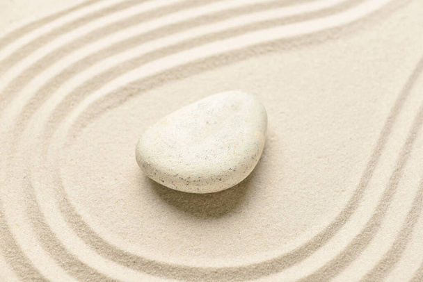 Спа камінь на легкому піску
 - Фото, зображення
