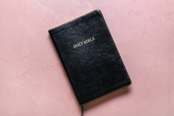 Libro de la Santa Biblia sobre fondo rosa - Foto, imagen