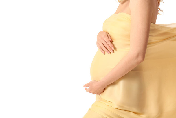 Giovane donna incinta in tessuto leggero su sfondo bianco - Foto, immagini