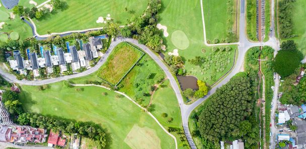Luchtfoto drone shot van mooie groene golfbaan fairway en putting green Top down beeld voor sport achtergrond en reizen natuur achtergrond Amazing uitzicht - Foto, afbeelding