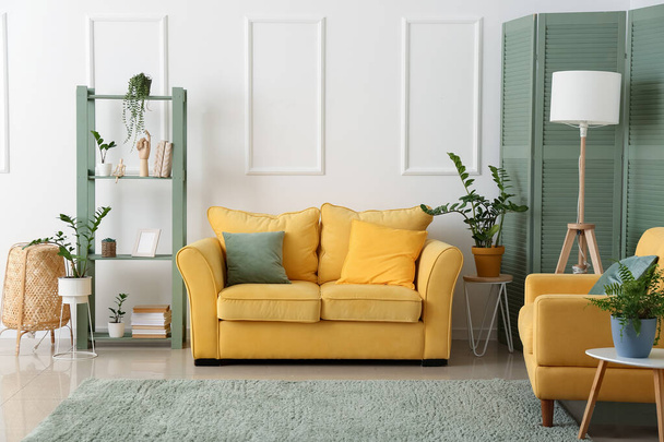 Интерьер стильного номера с диваном и полкой - Фото, изображение