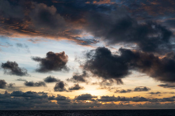 Tummat pilvet yli meren auringonlaskun Dramaattinen ukkonen maisema rakentaa pilviä Luonnollinen sateinen tumma taivas Hämmästyttävä luonnon koostumus tausta - Valokuva, kuva