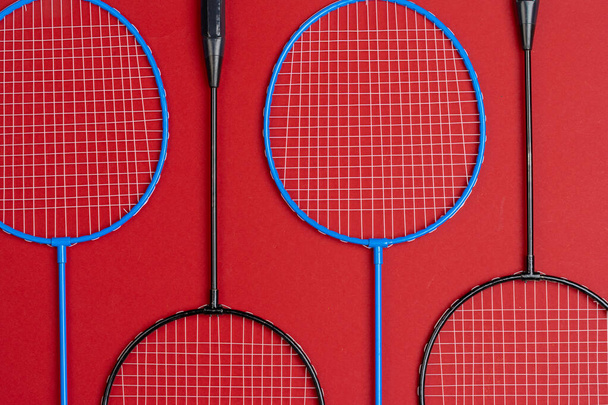 Badminton equipment. Rackets and shuttlecock, top view - Foto, Imagen