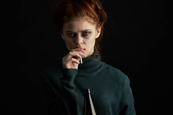 mujer con botella de cigarrillo de alcohol moretones bajo los ojos problemas de depresión - Foto, imagen