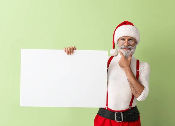 Santa Claus con cartel en blanco sobre fondo de color
 - Foto, Imagen