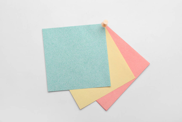 kleurrijke kleverige nota's op witte achtergrond - Foto, afbeelding