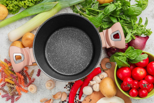 Panela de cozinha e ingredientes para sopa deliciosa na mesa - Foto, Imagem