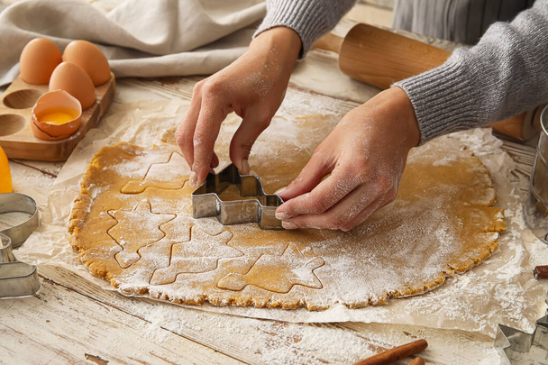 Žena dělá vánoční perník sušenky na stole - Fotografie, Obrázek