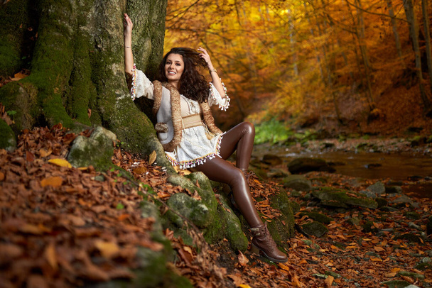 Портрет красивой молодой женщины у реки середины осени - Фото, изображение