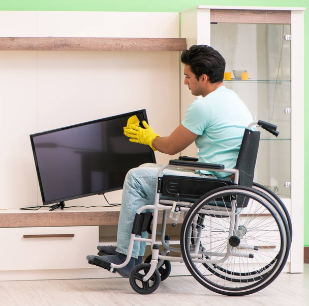 Homme handicapé en fauteuil roulant maison de nettoyage - Photo, image