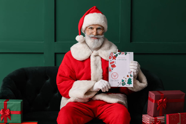 Kerstman met lege brief thuis op kerstavond - Foto, afbeelding