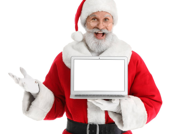 Santa Claus con portátil moderno sobre fondo blanco - Foto, Imagen