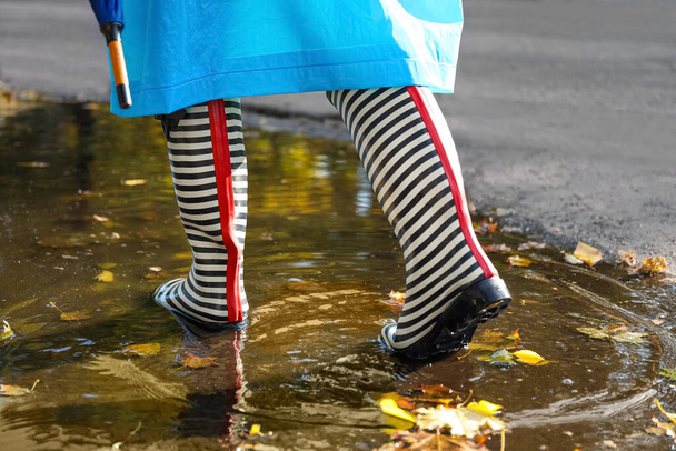 Mujer joven en botas de goma al aire libre en el día de otoño - Foto, imagen