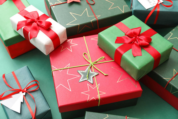 Différents cadeaux de Noël sur fond de couleur - Photo, image
