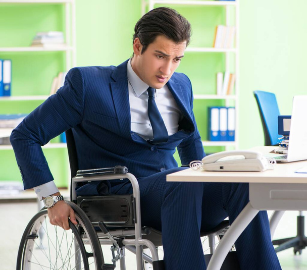 Toimistossa työskentelevä vammainen liikemies - Valokuva, kuva