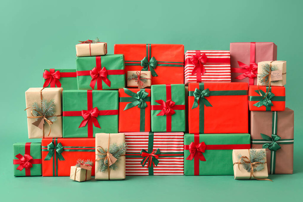 Különböző karácsonyi ajándékok színes háttér - Fotó, kép