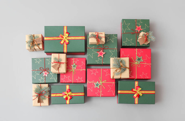 Различные рождественские подарки на светлом фоне - Фото, изображение