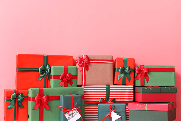 Различные рождественские подарки на цветном фоне - Фото, изображение
