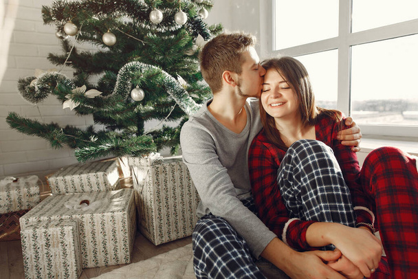 Paar im Pyjama sitzt zu Hause - Foto, Bild