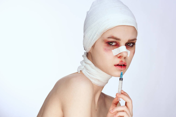 woman bruised face medicine treatment injury isolated background - Foto, Imagem