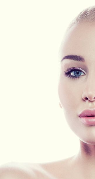 Portret pięknej modelki z czystą twarzą na białym tle. Młoda kobieta pokazuje zdrową wrażliwą skórę po operacji plastycznej kosmetologia botoks wypełniacz do wstrzykiwań - Zdjęcie, obraz