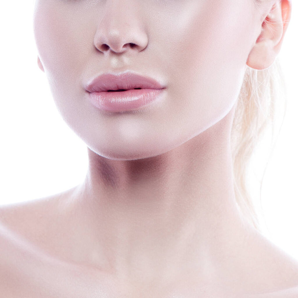 Портрет красивої жіночої моделі з чистим обличчям ізольовано на білому тлі. Молода жінка показує здорову чутливу шкіру після пластичної хірургії косметологія ін'єкції наповнювача ботокс
 - Фото, зображення