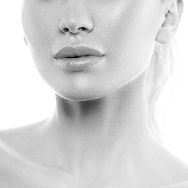 Портрет красивой женской модели с чистым лицом на белом фоне. Молодая женщина показывает здоровую чувствительную кожу после пластической хирургии косметологии инъекции ботокса - Фото, изображение
