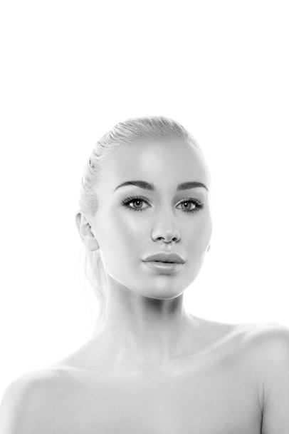 Porträt der schönen weiblichen Modell mit sauberem Gesicht isoliert auf weißem Hintergrund. Junge Frau zeigt gesunde, empfindliche Haut nach Schönheitsoperation Kosmetologie Botox-Füllstoff-Injektion - Foto, Bild