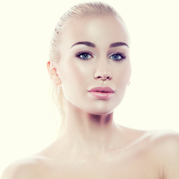 Porträt der schönen weiblichen Modell mit sauberem Gesicht isoliert auf weißem Hintergrund. Junge Frau zeigt gesunde, empfindliche Haut nach Schönheitsoperation Kosmetologie Botox-Füllstoff-Injektion - Foto, Bild