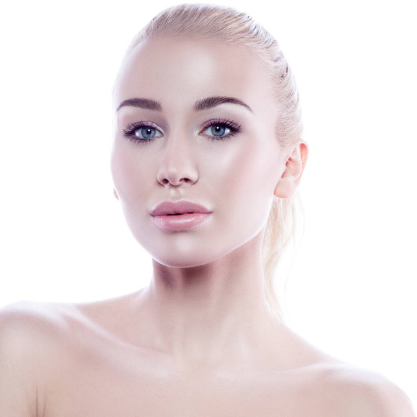 Portret pięknej modelki z czystą twarzą na białym tle. Młoda kobieta pokazuje zdrową wrażliwą skórę po operacji plastycznej kosmetologia botoks wypełniacz do wstrzykiwań - Zdjęcie, obraz