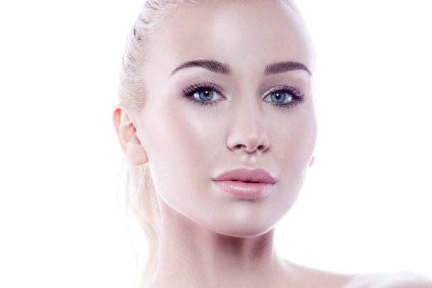 白い背景に隔離されたきれいな顔を持つ美しい女性モデルの肖像画。若い女性は、プラスチック手術美容ボックスフィラー注射後の健康な敏感肌を示しています - 写真・画像