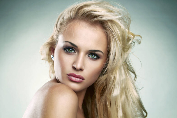 Красивая блондинка с зелеными глазами. удивительная кудрявая девушка с макияжем. портрет красавицы - Фото, изображение