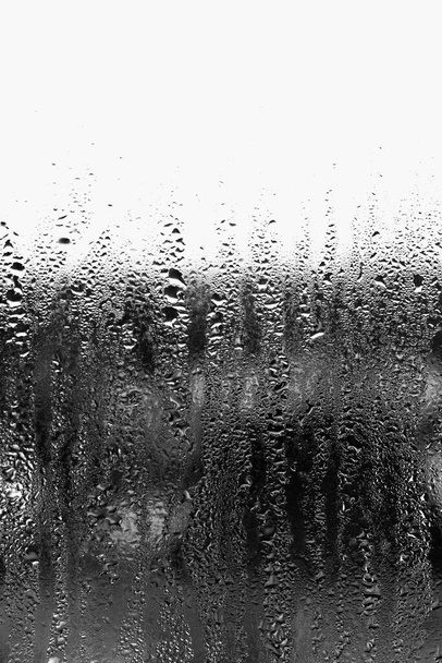 Contexte de condensation de gouttelettes d'eau sur le verre, humidité et brouillard derrière le verre, mauvais temps, pluie - Photo, image
