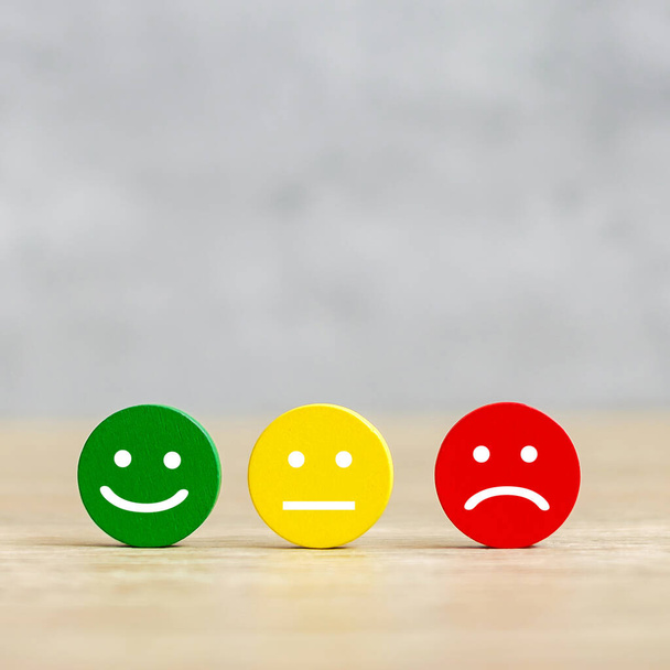 Gefühlsblockade. Kunden wählen Emoticon für Nutzerbewertungen. Service-Bewertung, Ranking, Kundenbewertung, Zufriedenheit, Stimmung, Bewertung und Feedback-Konzept - Foto, Bild