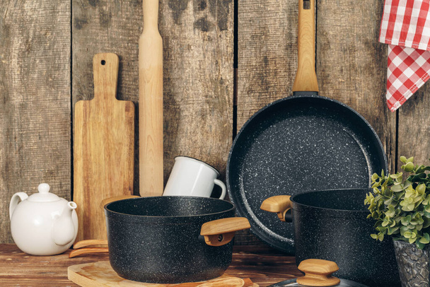 Set of cookware utensils on a kitchen counter - Foto, imagen