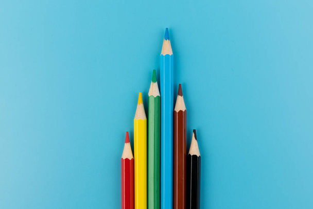 Composição com lápis coloridos sobre um fundo azul brilhante. vista superior. espaço para text.frame
 - Foto, Imagem