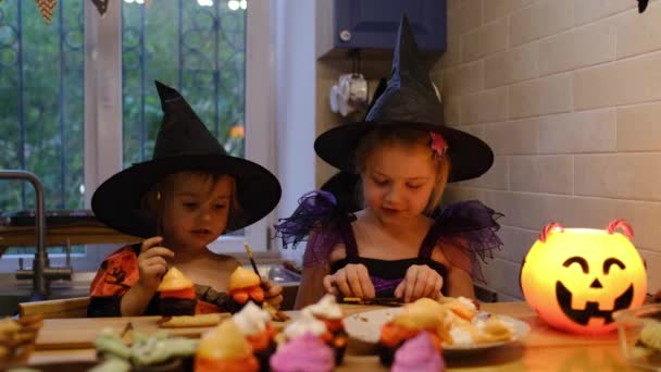 Felkészülés a Halloween otthon konyha. - Felvétel, videó