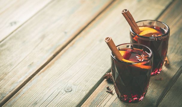 Mulled wine with spices and orange slices - Fotó, kép