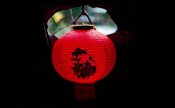 A closeup shot of a hanging red Chinese lantern - Foto, afbeelding