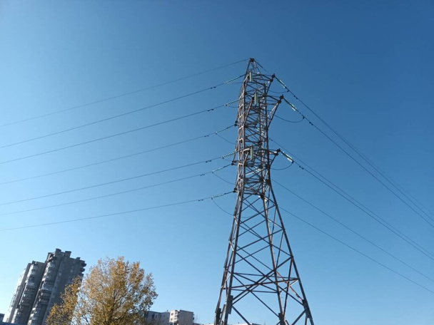 Fragment vysoké nadmořské výšky Výstavba televizní věže natřené na bílo-červenou pod modrou oblohou. - Fotografie, Obrázek