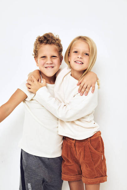 Kuva poika ja tyttö halata hauskaa lapsuuden eristetty tausta - Valokuva, kuva
