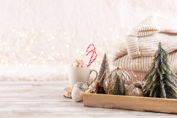 Vánoční slavnostní útulný dekor zátiší na dřevěném pozadí, koncept pohodlí domova a dovolené. - Fotografie, Obrázek