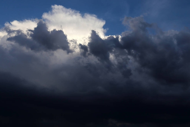 sötét viharfelhők az égen - Fotó, kép
