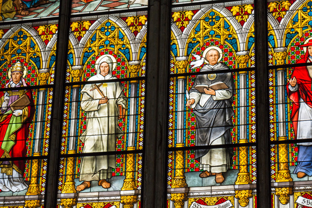 COLOGNE, GERMANIA - 26 AGOSTO: vetrata con tema Pentecoste nella cattedrale il 26 agosto 2014 a Colonia
 - Foto, immagini