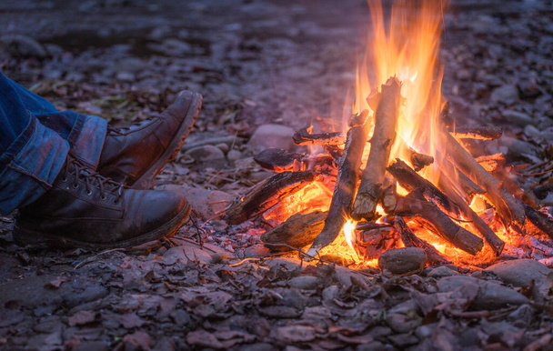 Homem preparando uma fogueira para cozinhar na natureza - Foto, Imagem