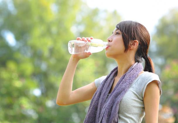 Πίνετε νερό γυναίκα μετά τον αθλητισμό - Φωτογραφία, εικόνα