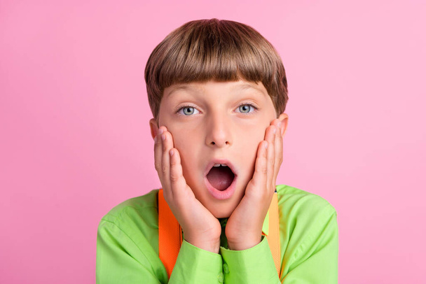 Portret van aantrekkelijke verbaasd jongen newa reactie omg geopende mond geïsoleerd over helder roze kleur achtergrond - Foto, afbeelding