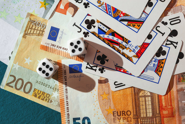 Chisinau, Moldova - 20 vuotta. 12. 2020 noppaa, pelaa korttia vihreällä liinalla kasinon dollareissa ja euroseteleissä  - Valokuva, kuva