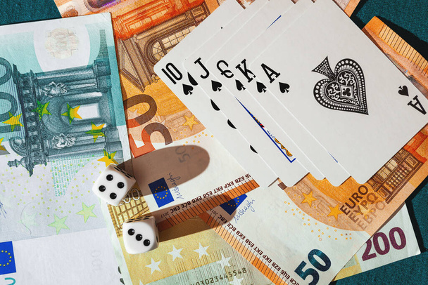 Chisinau, Moldova - 20. On iki. 2020 zar, kumarhane dolarları ve euro banknotlarıyla yeşil kumaş üzerinde kağıt oynamak.  - Fotoğraf, Görsel