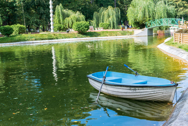 湖の端にある青いボート,ローマ公園,ネアムト,ルーマニア - 写真・画像
